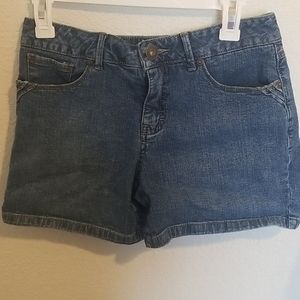 St. John's Bay med wash jean shorts size 6P, EUC